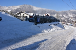 Dojazd do parkingu Sasanki, poniżej; początek trasy dla początkujących narciarzy